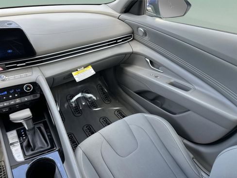 Used 2023 Hyundai Elantra SEL w/ Convenience Package image 16