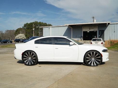 Used 2022 Dodge Charger SXT w/ Leather Interior Group image 3