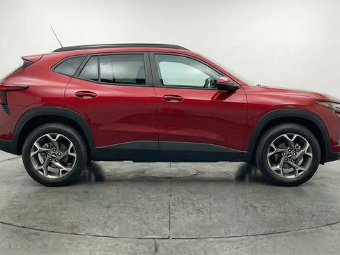 Used 2025 Chevrolet Trax LT w/ LT Convenience Package image 11