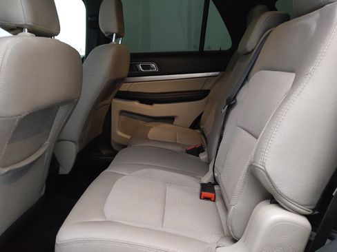 Used 2018 Ford Explorer XLT image 18