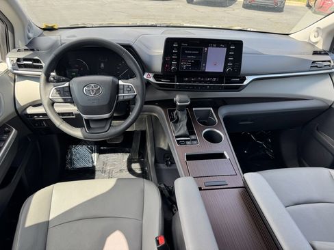 Used 2024 Toyota Sienna XLE image 5