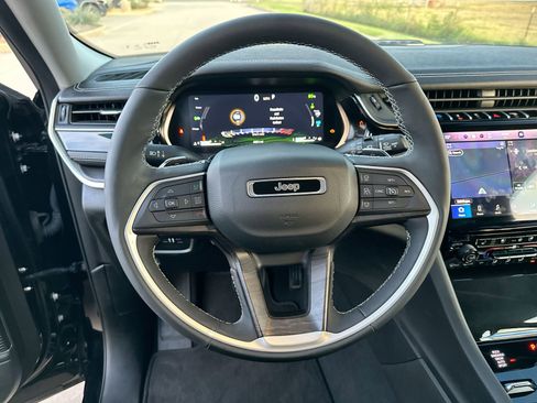 New 2023 Jeep Grand Cherokee 4WD 4xe w/ Luxury Tech Group II image 14