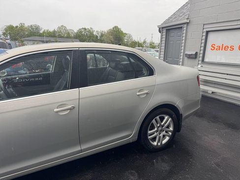 Used 2010 Volkswagen Jetta TDI FWD image 5