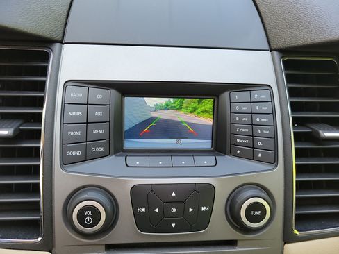 Used 2018 Ford Taurus SE FWD image 16