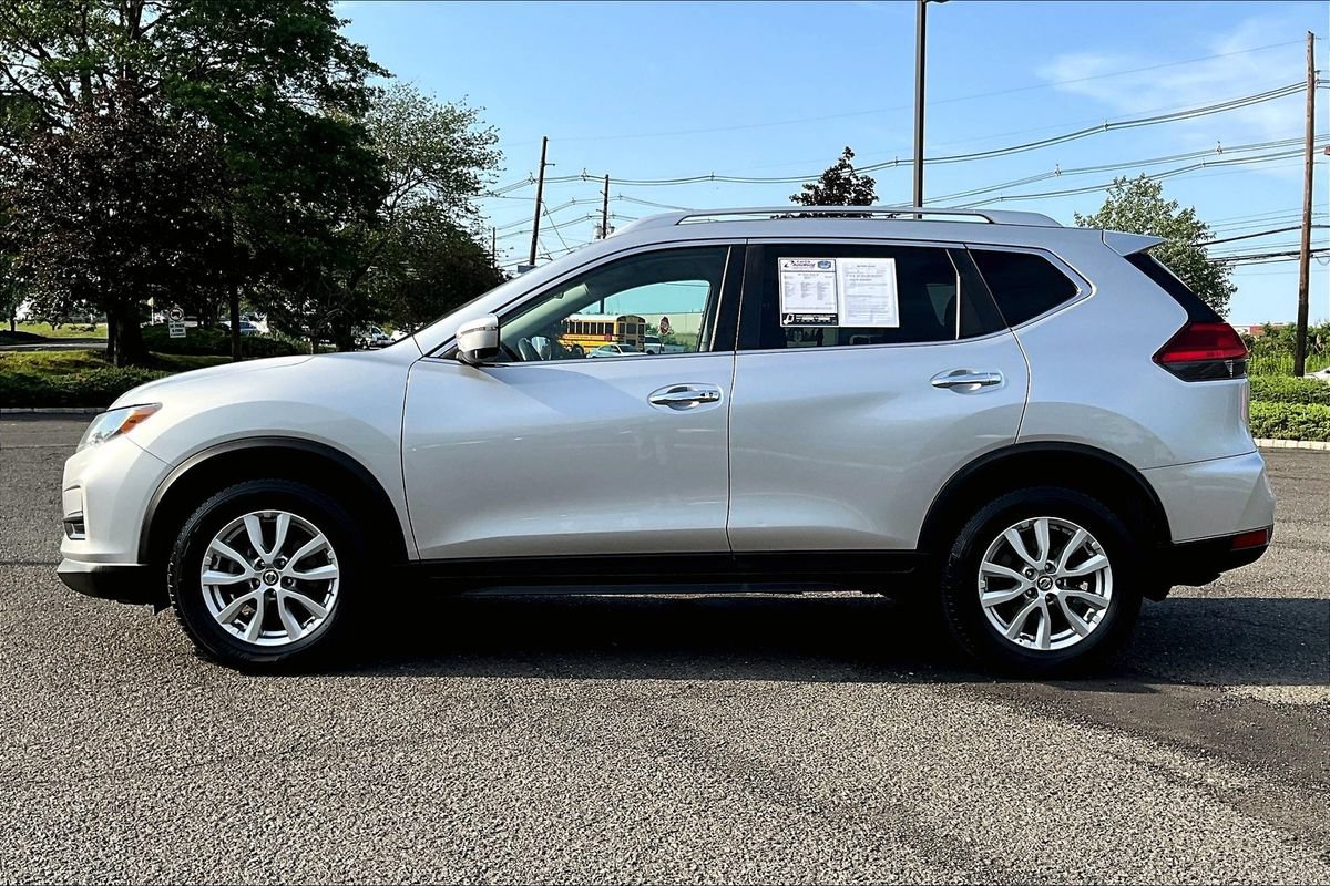 Used 2017 Nissan Rogue SV w/ SV Premium Package AWD/4WD image 4