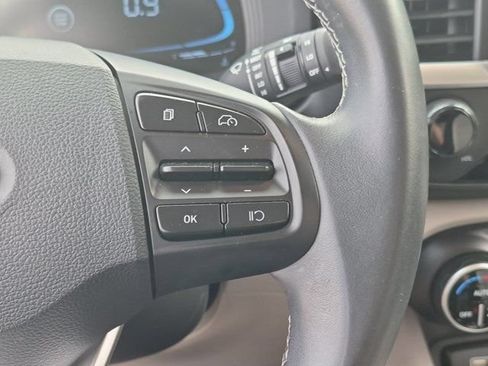Used 2025 Hyundai Venue SEL FWD image 21