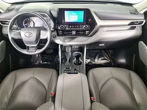 Used 2023 Toyota Highlander LE image 17