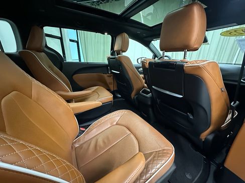 Used 2025 Chrysler Pacifica Pinnacle image 19