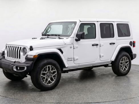 Used 2025 Jeep Wrangler Unlimited Sahara AWD/4WD image 3