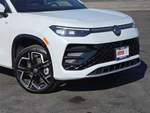 Used 2025 Volkswagen Tiguan SEL R-Line image 2
