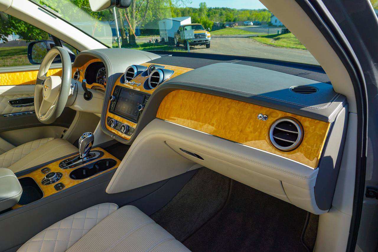 Used 2017 Bentley Bentayga AWD/4WD image 39