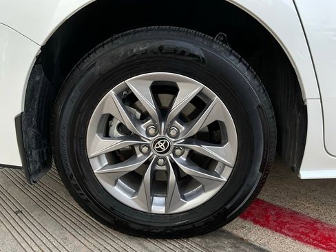 Used 2025 Toyota Sienna XLE image 9