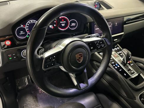 Used 2022 Porsche Cayenne w/ Premium Package AWD/4WD image 9