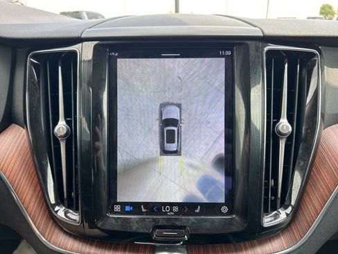 Used 2023 Volvo XC60 B5 Plus image 28