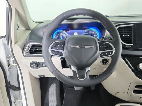 Used 2023 Chrysler Pacifica Touring-L FWD image 13