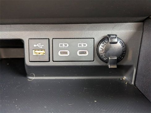 Used 2024 Toyota Highlander XLE image 25