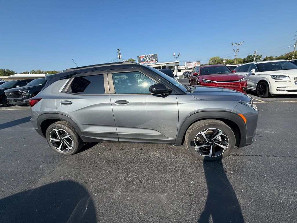 Used 2021 Chevrolet TrailBlazer RS w/ Sun and Liftgate Package FWD image 2