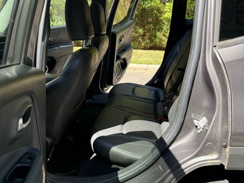 Used 2017 Jeep Renegade Limited AWD/4WD image 12