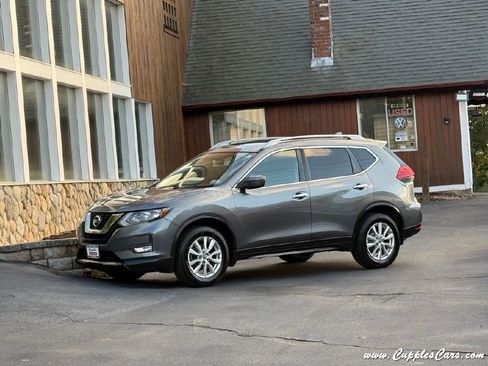 Used 2018 Nissan Rogue SV w/ Premium Package image 2