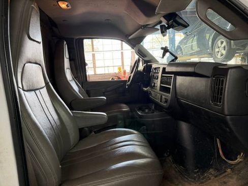 Used 2021 Chevrolet Express 3500 Extended w/ Driver Convenience Package RWD image 9