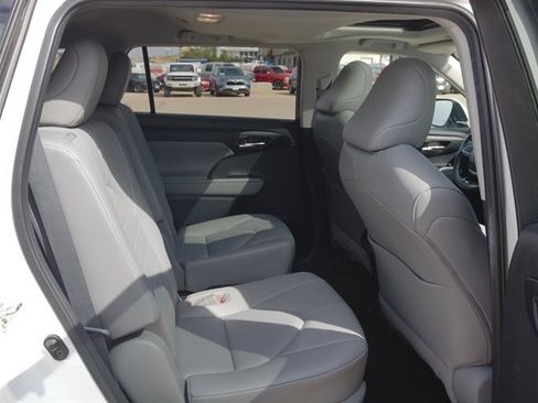 Used 2020 Toyota Highlander XLE AWD/4WD image 32
