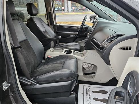 Used 2019 Dodge Grand Caravan SXT image 15