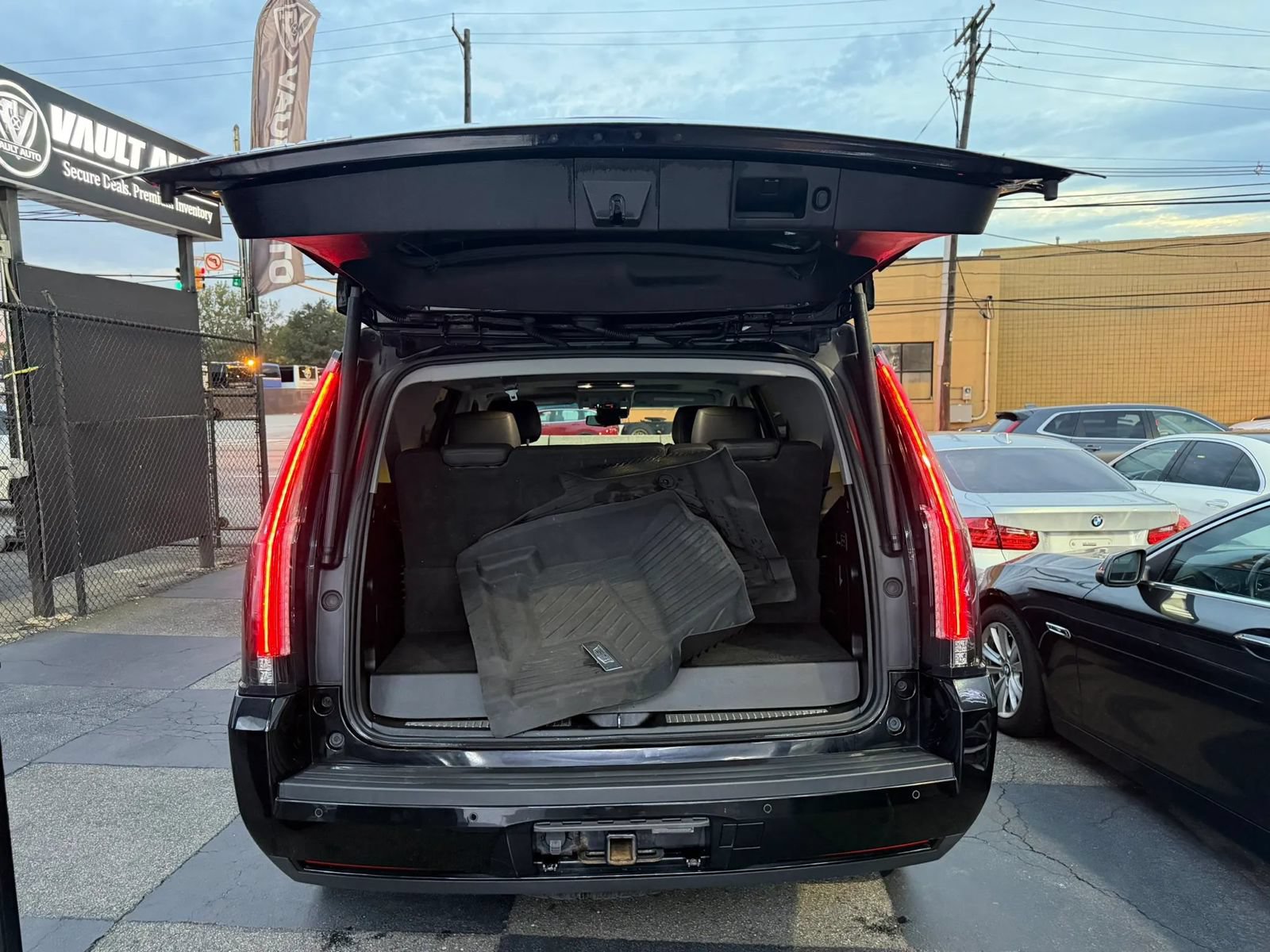 Used 2017 Cadillac Escalade Premium Luxury AWD/4WD image 12