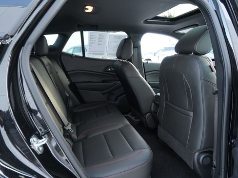 Used 2025 Chevrolet Trax RS w/ Sunroof Package image 28