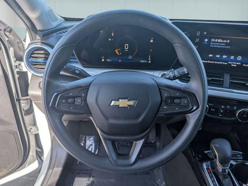 Used 2025 Chevrolet Trax LT FWD image 18