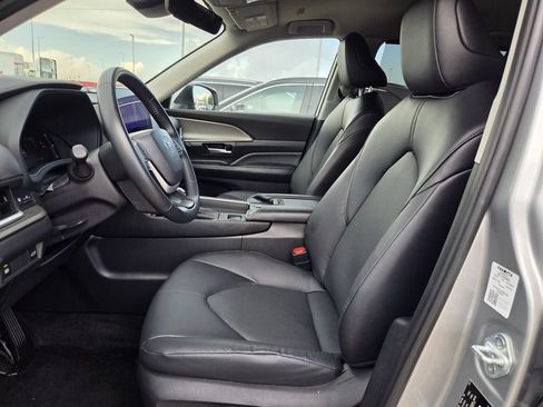 Used 2025 Toyota Grand Highlander AWD image 27
