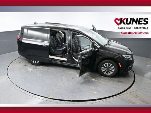 Used 2024 Chrysler Pacifica Limited FWD image 56