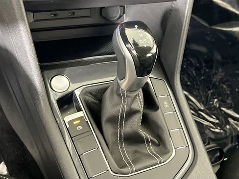 Used 2022 Volkswagen Tiguan SE image 16