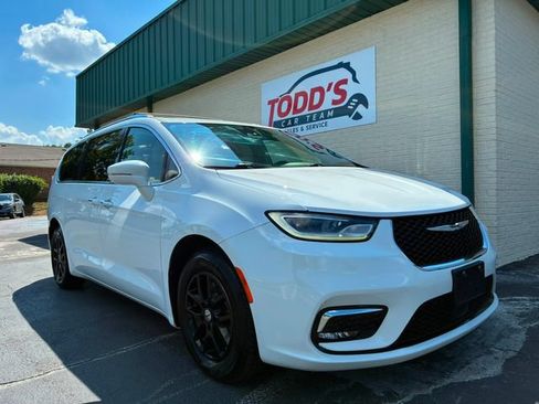 Used 2021 Chrysler Pacifica Touring-L FWD image 5