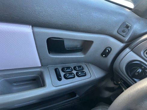 Used 2007 Ford Taurus SE FWD image 8