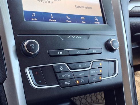 Used 2020 Ford Fusion SE image 11