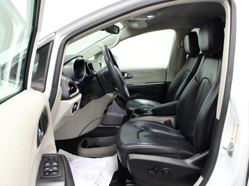 Used 2022 Chrysler Pacifica Touring-L FWD image 12
