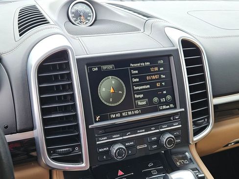 Used 2014 Porsche Cayenne Turbo image 18