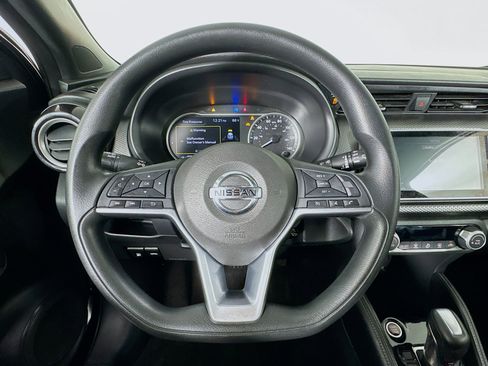 Used 2019 Nissan Kicks SV image 11