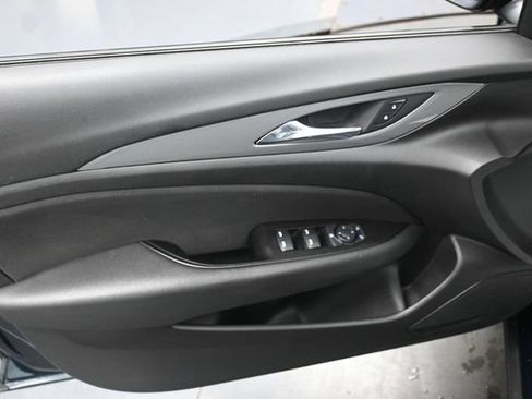 Used 2018 Buick Regal Preferred FWD image 9