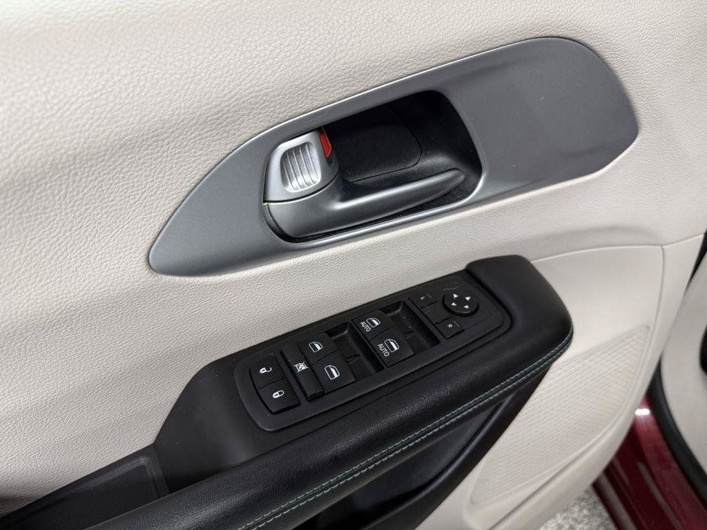 Used 2018 Chrysler Pacifica Touring Plus FWD image 23