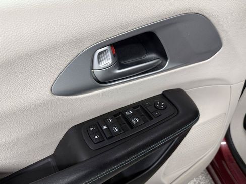 Used 2018 Chrysler Pacifica Touring Plus FWD image 23