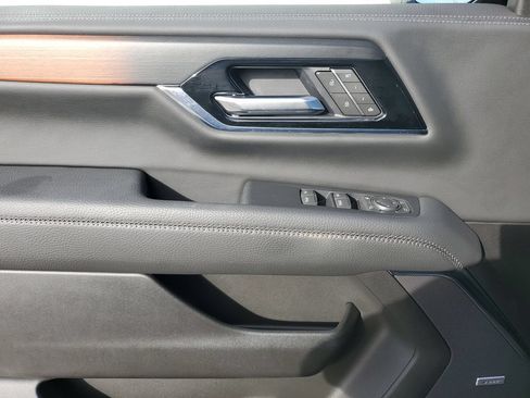 Used 2025 GMC Yukon Denali w/ Sun & Power Step Package AWD/4WD image 16