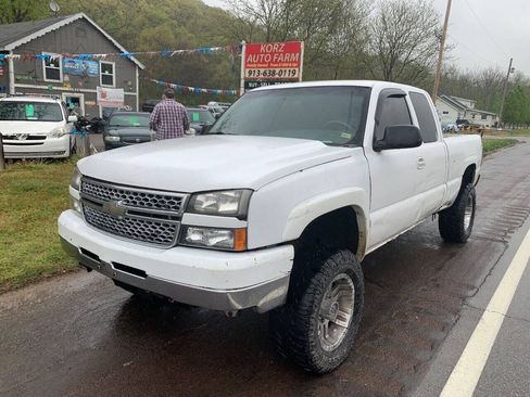 Used 2005 Chevrolet Silverado 2500 W/T AWD/4WD image 1