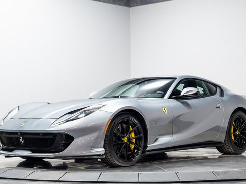 Used 2018 Ferrari 812 Superfast RWD image 2