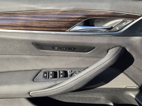 Used 2020 BMW 530i w/ Convenience Package image 25