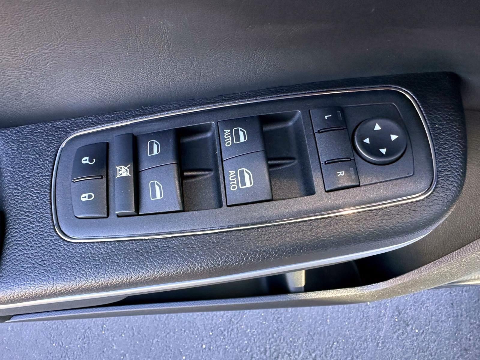 Used 2022 Chrysler 300 S w/ Comfort Group RWD image 9