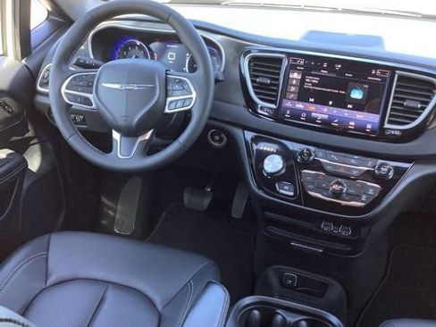 Used 2025 Chrysler Pacifica Select FWD image 23