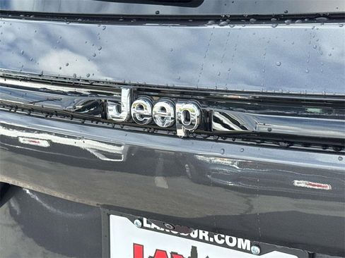 Used 2022 Jeep Grand Cherokee Laredo w/ Luxury Tech Group I image 5