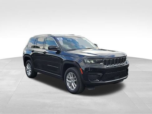 Used 2023 Jeep Grand Cherokee Laredo w/ Luxury Tech Group I AWD/4WD image 2