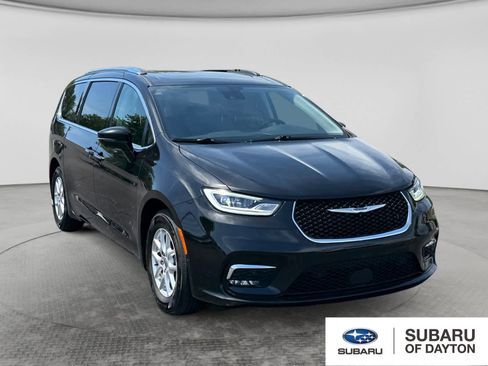 Used 2021 Chrysler Pacifica Touring-L w/ Uconnect Theater Family Group FWD image 3